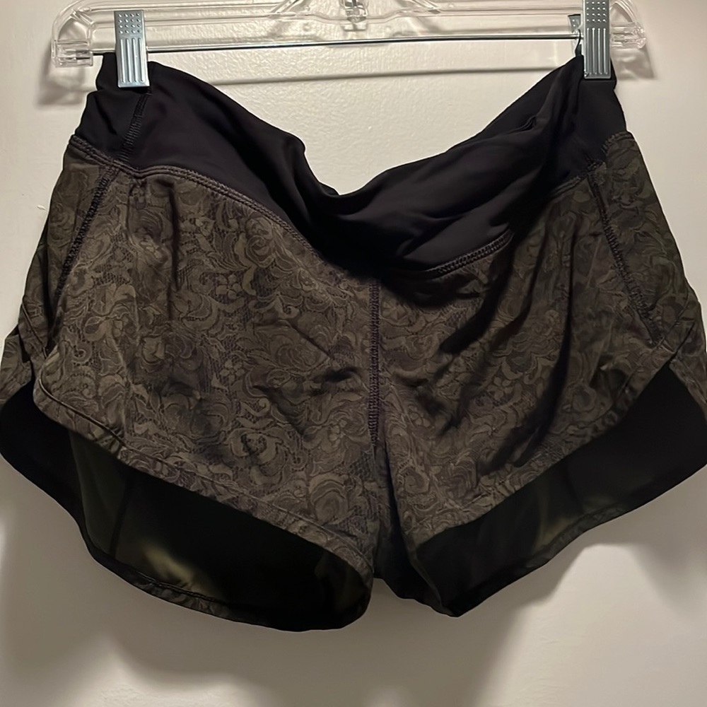 Lulu speed short low rise 2” inseam size 8 olive lace print